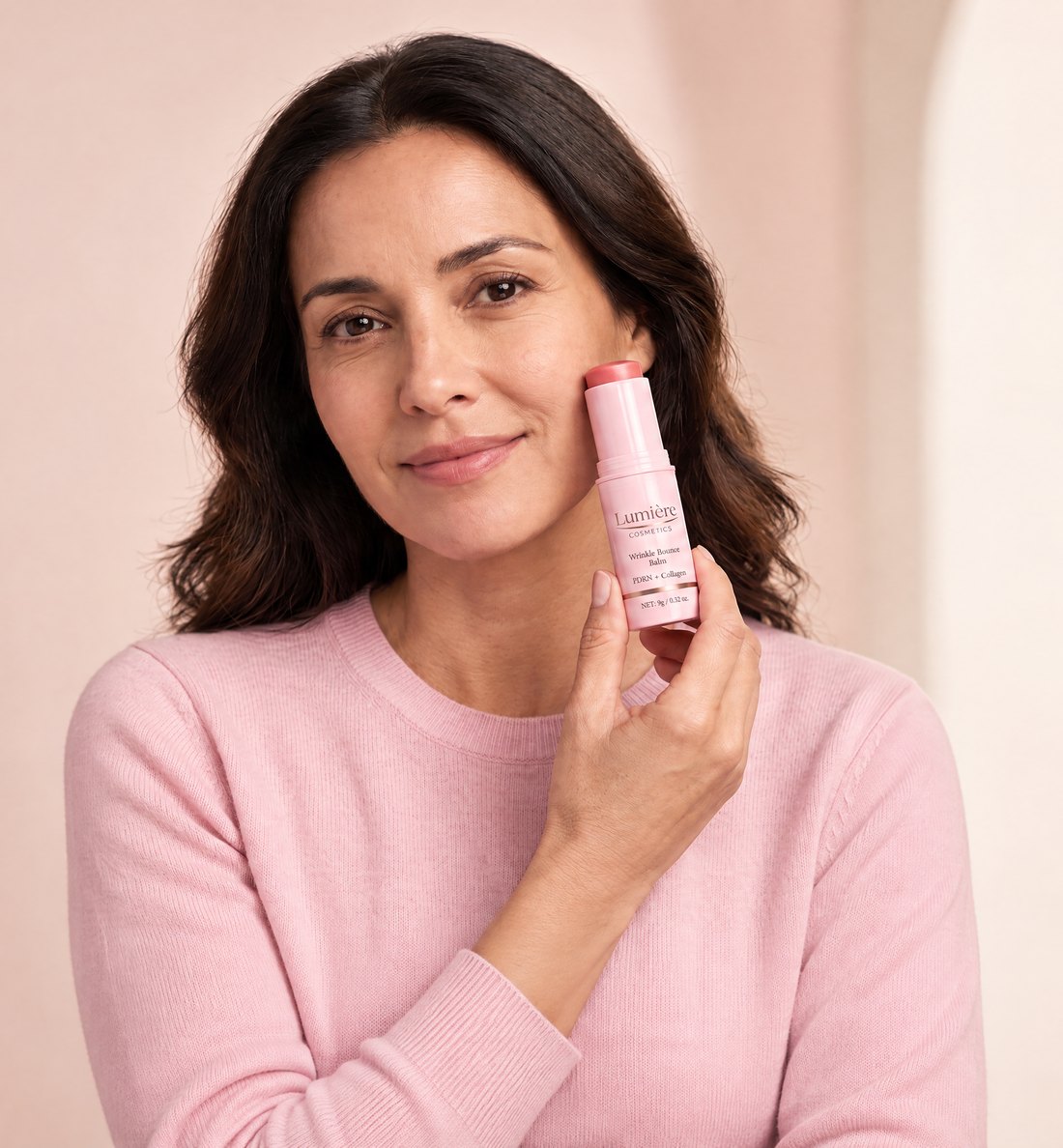 Mujer aplicándose el bálsamo Lumière en la mejilla